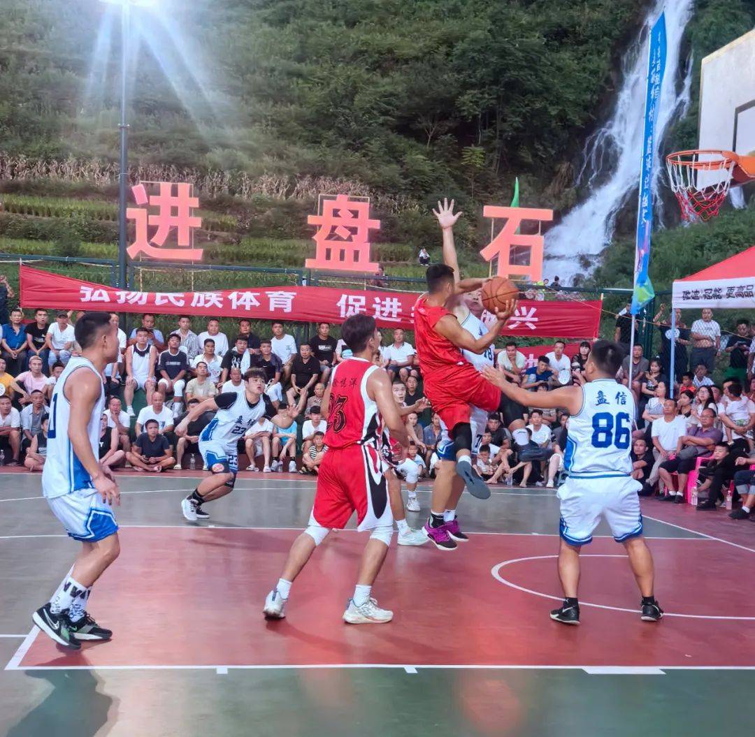 激烈的对决展现了球员们的顽强拼搏精神