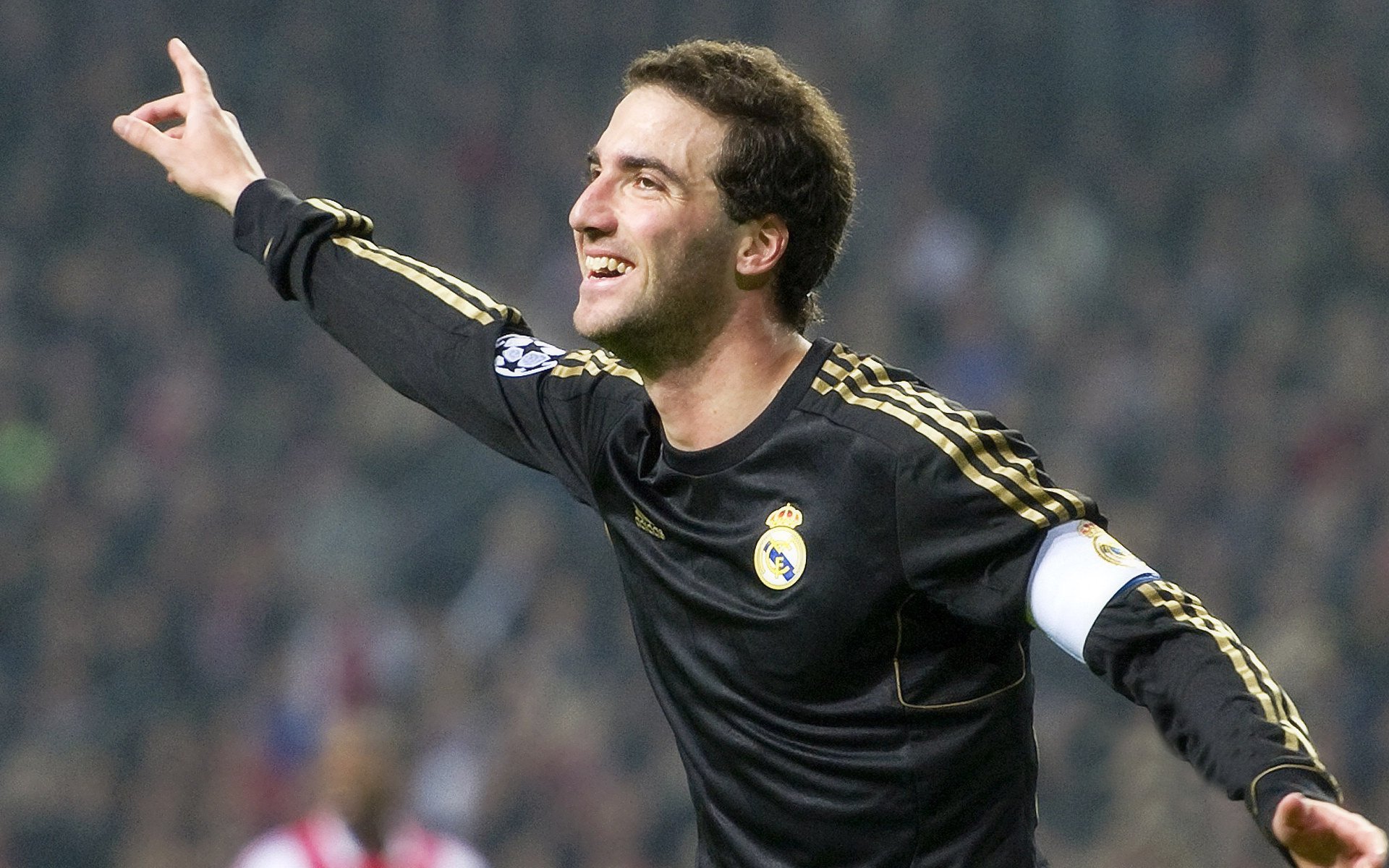 德罗巴回归赛场,战术调整首场状态亮眼,塞尔维亚队观众沸腾!